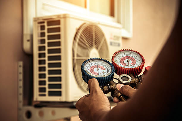 Professional Ac Installation technician working in Pearland, TX